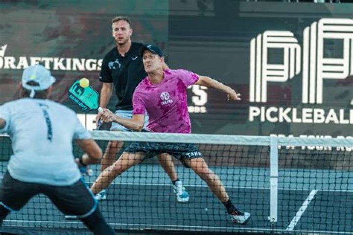 Are there professional pickleball teams?