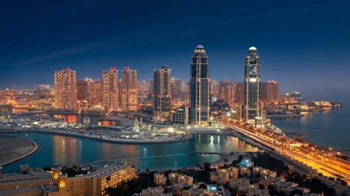 Can a Canadian enter Qatar?