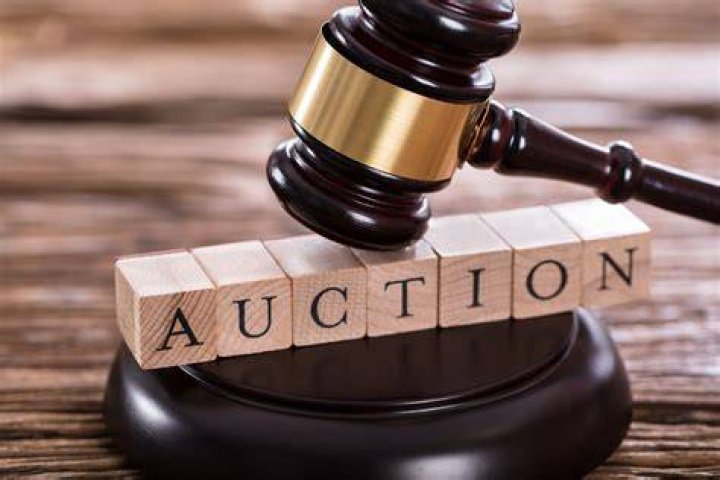 What percentage do online auctions take?